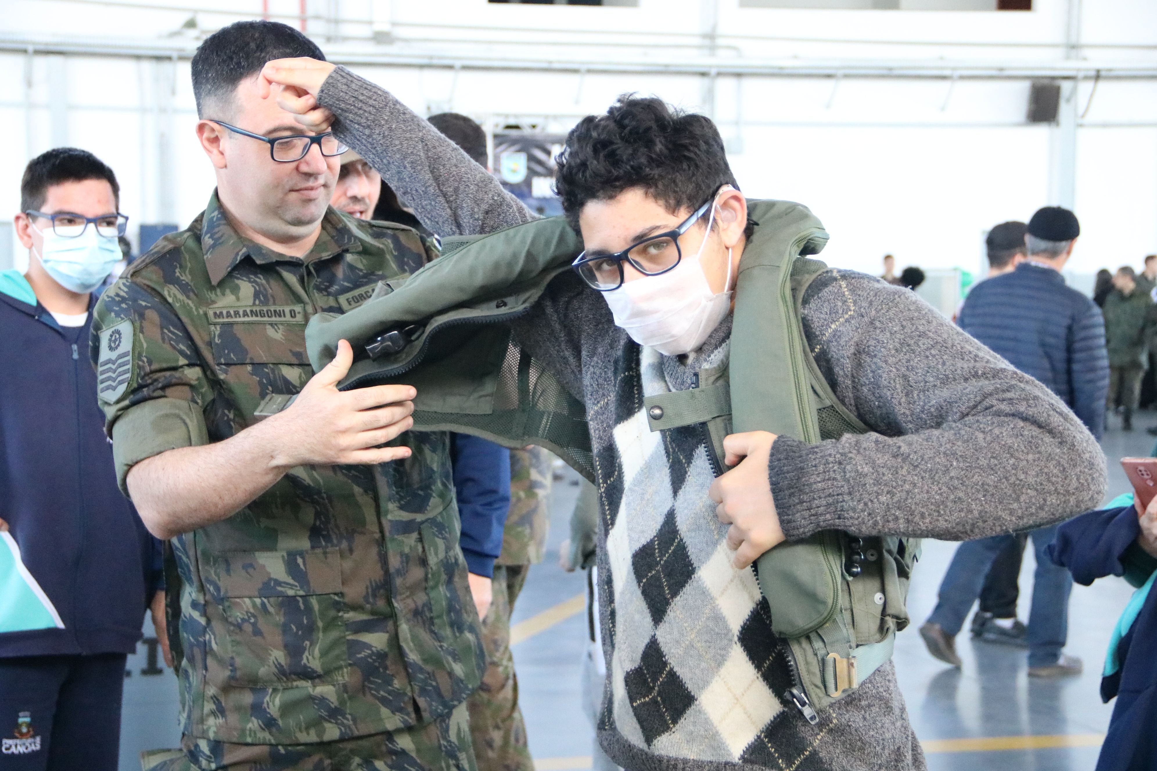 Aluno vestindo a farda dos soldados da Base A�rea.