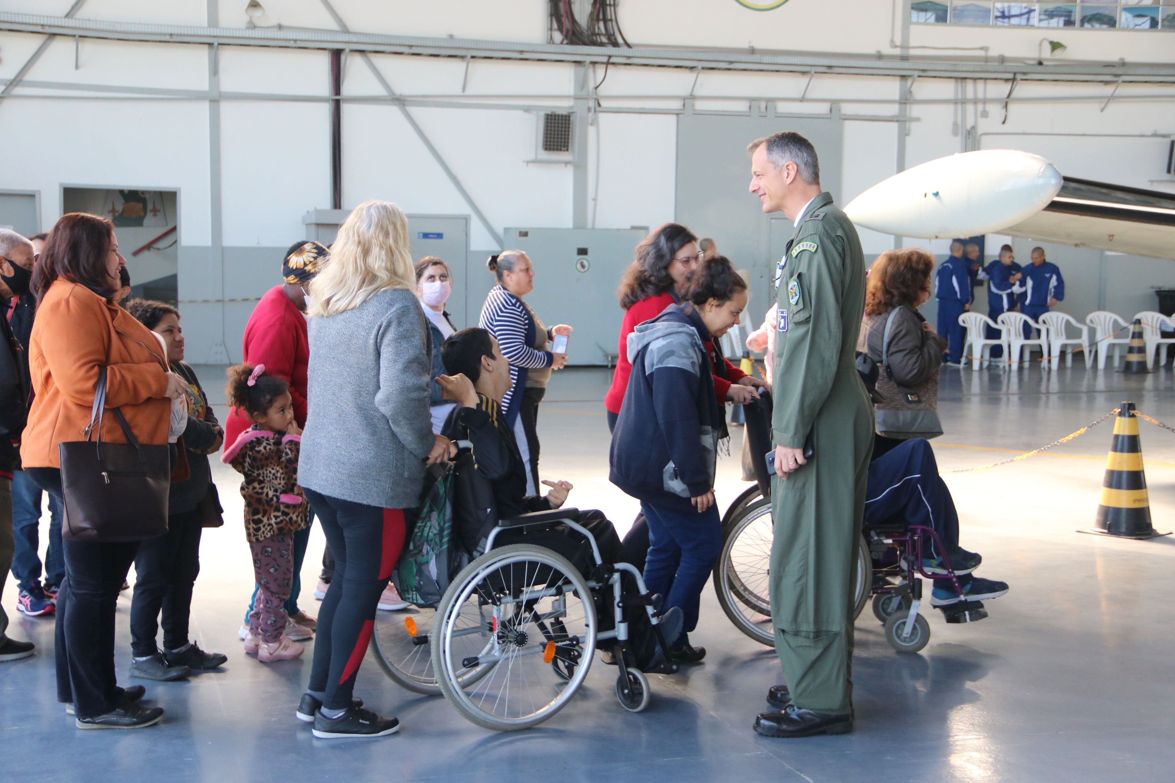 Alunos e professores sendo recepcionados pelo Tenente. 