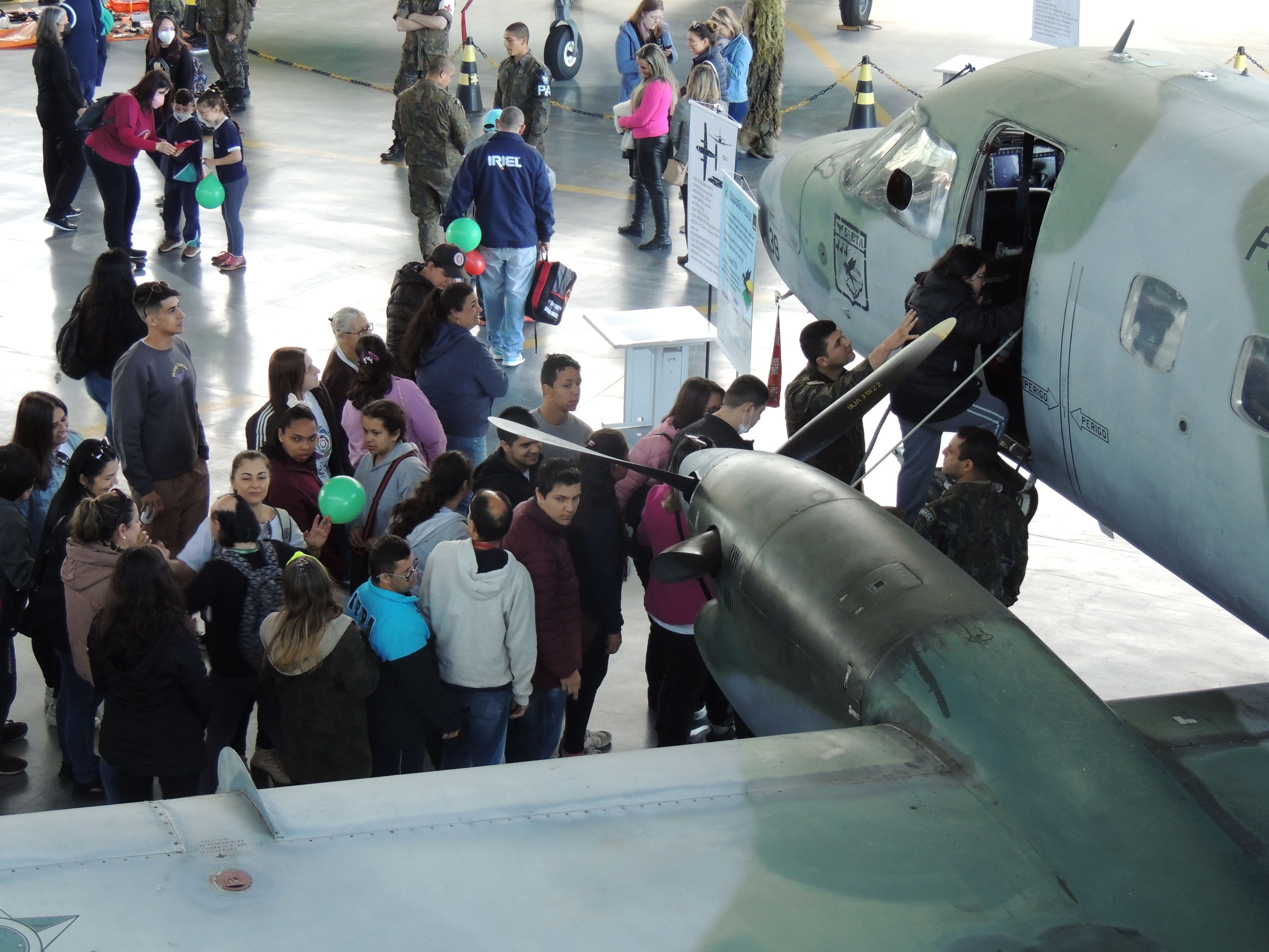 Alunos da APAE Sapucaia do Sul entrando em uma das aeronaves expostas. 