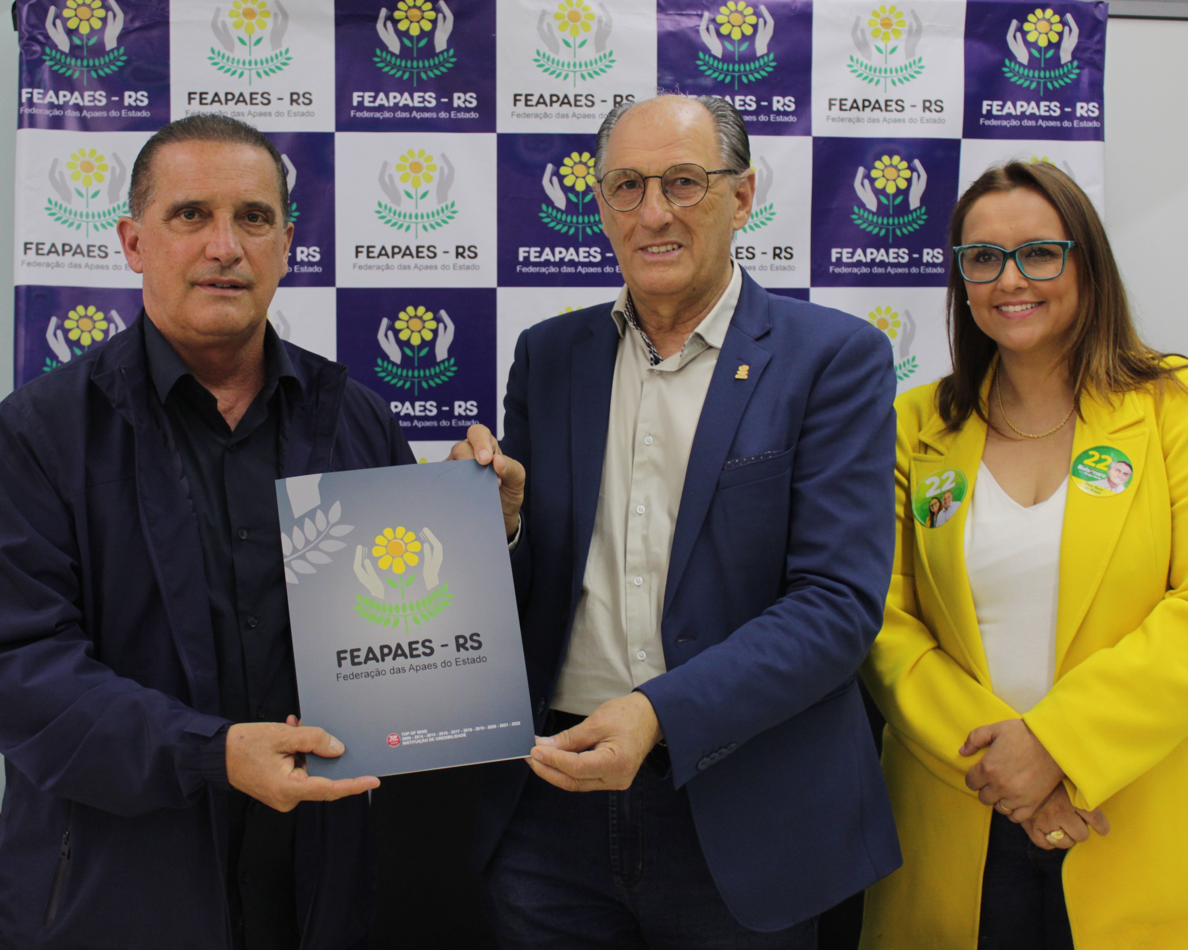 Onyx Lorenzoni (PL) e Cla�dia Jardim (PL) recebem documento com a rela��o de demandas da Institui��o