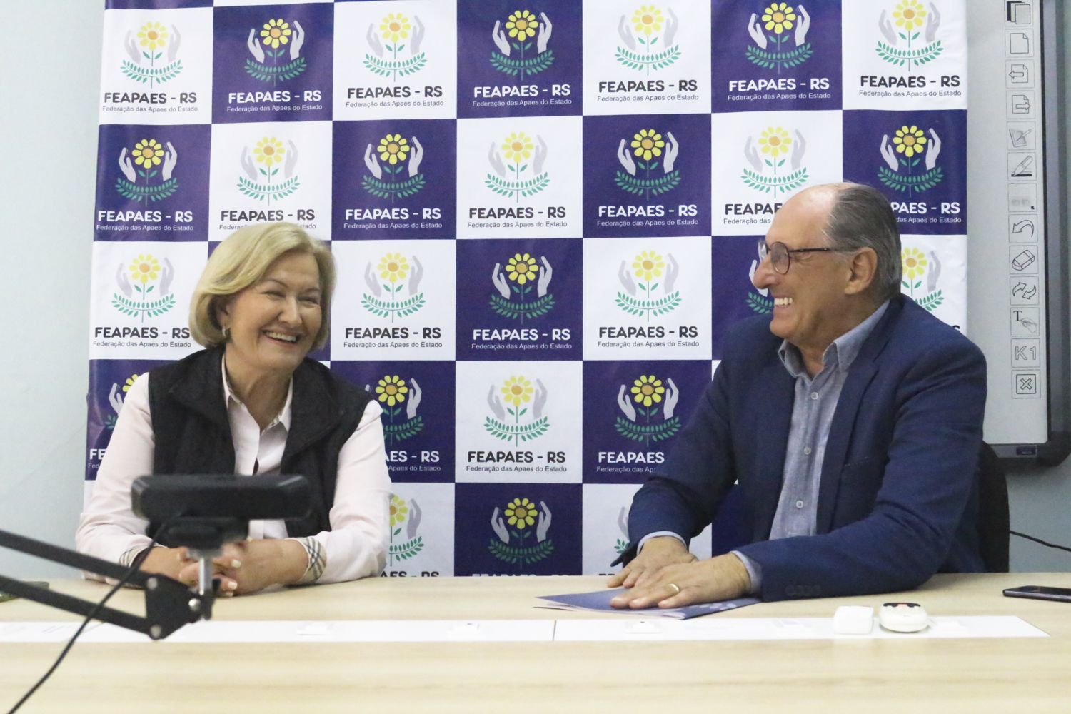  Ana Am�lia Lemos (PSD) se re�ne com o  Presidente da FEAPAE-RS, Afonso Tochetto.