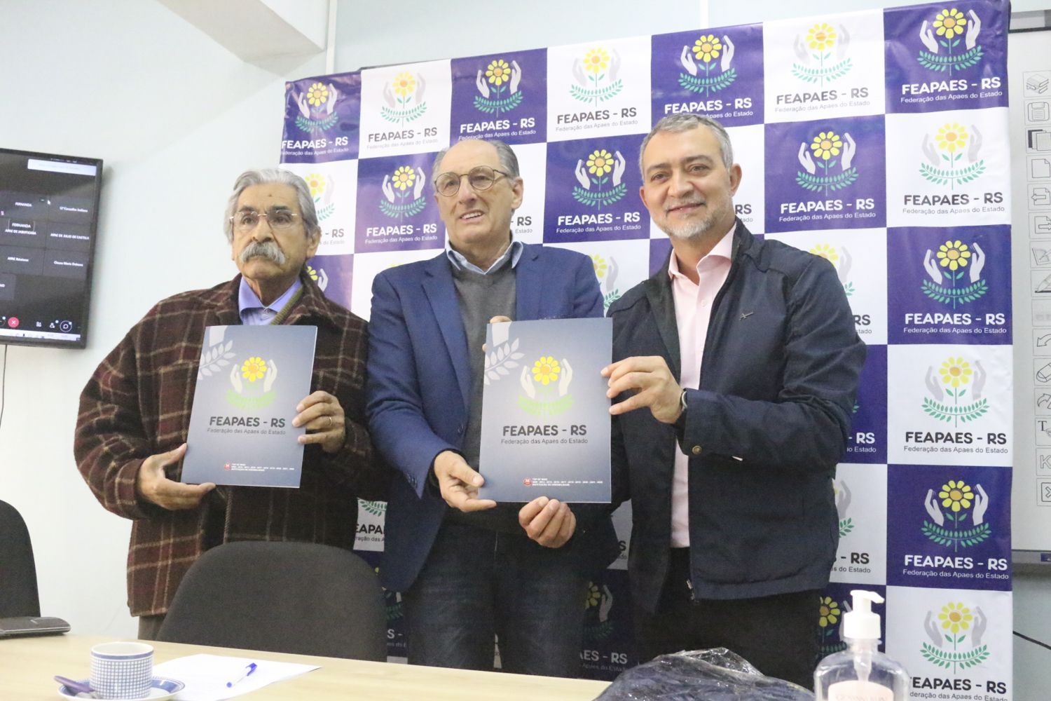 Ol�vio Dutra (PT) e Edegar Pretto (PT) recebem documento com a rela��o de demandas da Institui��o.