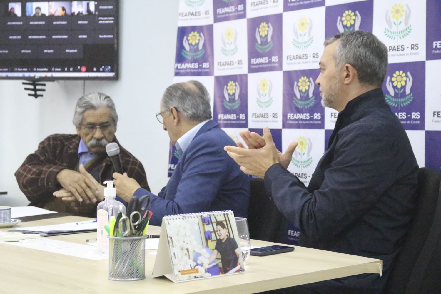 Ol�vio Dutra (PT) e Edegar Pretto (PT) se re�nem com o  Presidente da FEAPAE-RS, Afonso Tochetto.