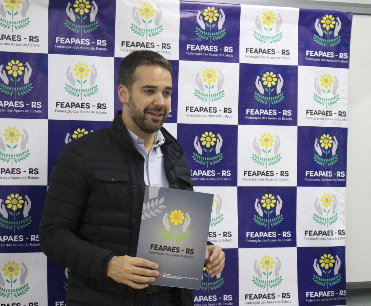 Eduardo Leite (PSDB) recebe documento com a rela��o de demandas da Institui��o. 