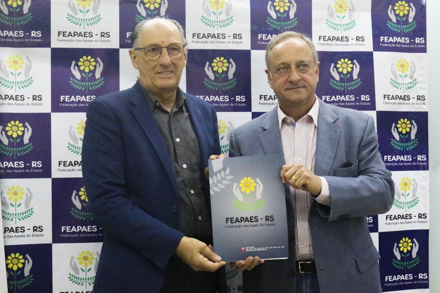 Vieira Cunha (PDT) recebe documento com rela��o de demandas da Institui��o.