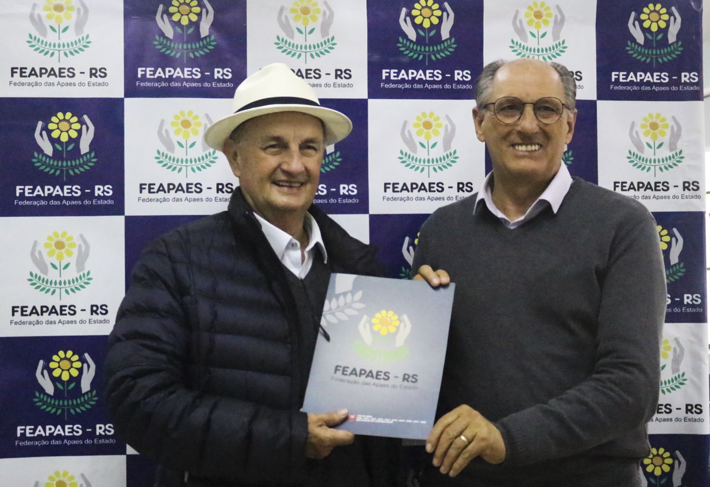 Roberto Argenta (PSC) recebe documento com rela��o de demandas da Institui��o.