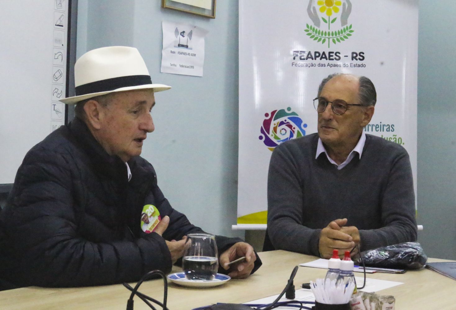 Roberto Argenta (PSC) se re�ne com o  Presidente da FEAPAE-RS, Afonso Tochetto. 