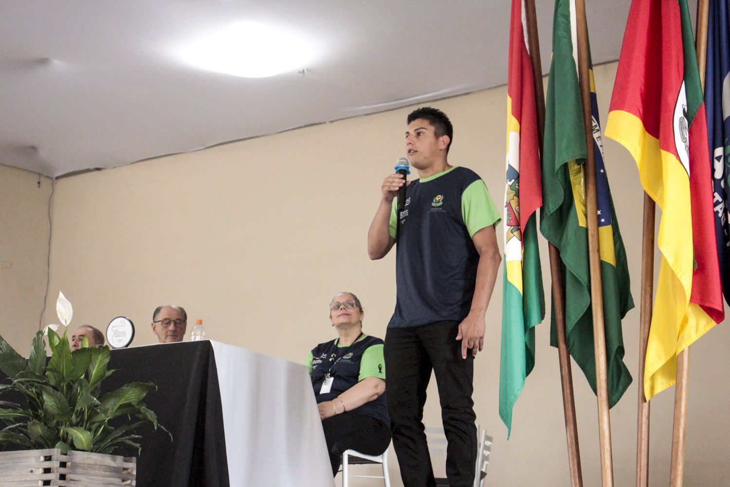 Gilsinei da Rosa, autodefensor estadual das Apaes homenageia Vagner Alberti em seu discurso.