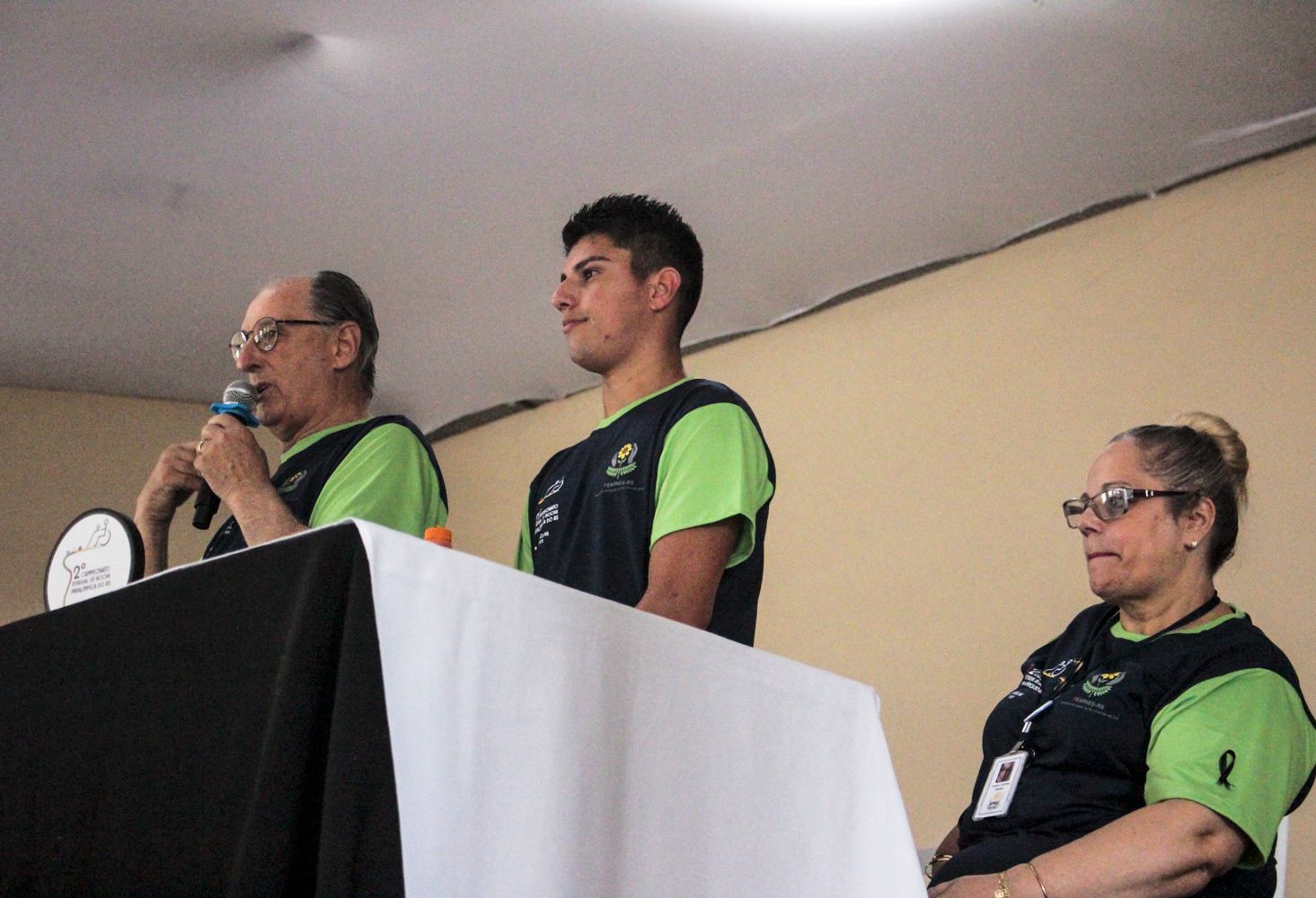 Afonso Tochetto, Presidente da FEAPAE-RS, discursa durante a cerim�nia de abertura.