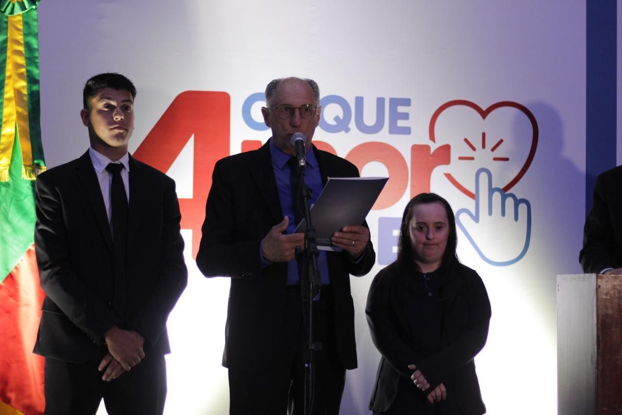 Presidente da FEAPAES-RS discursa ao lado dos autodefensores../ Cr�dito: Nathan Tortorela 