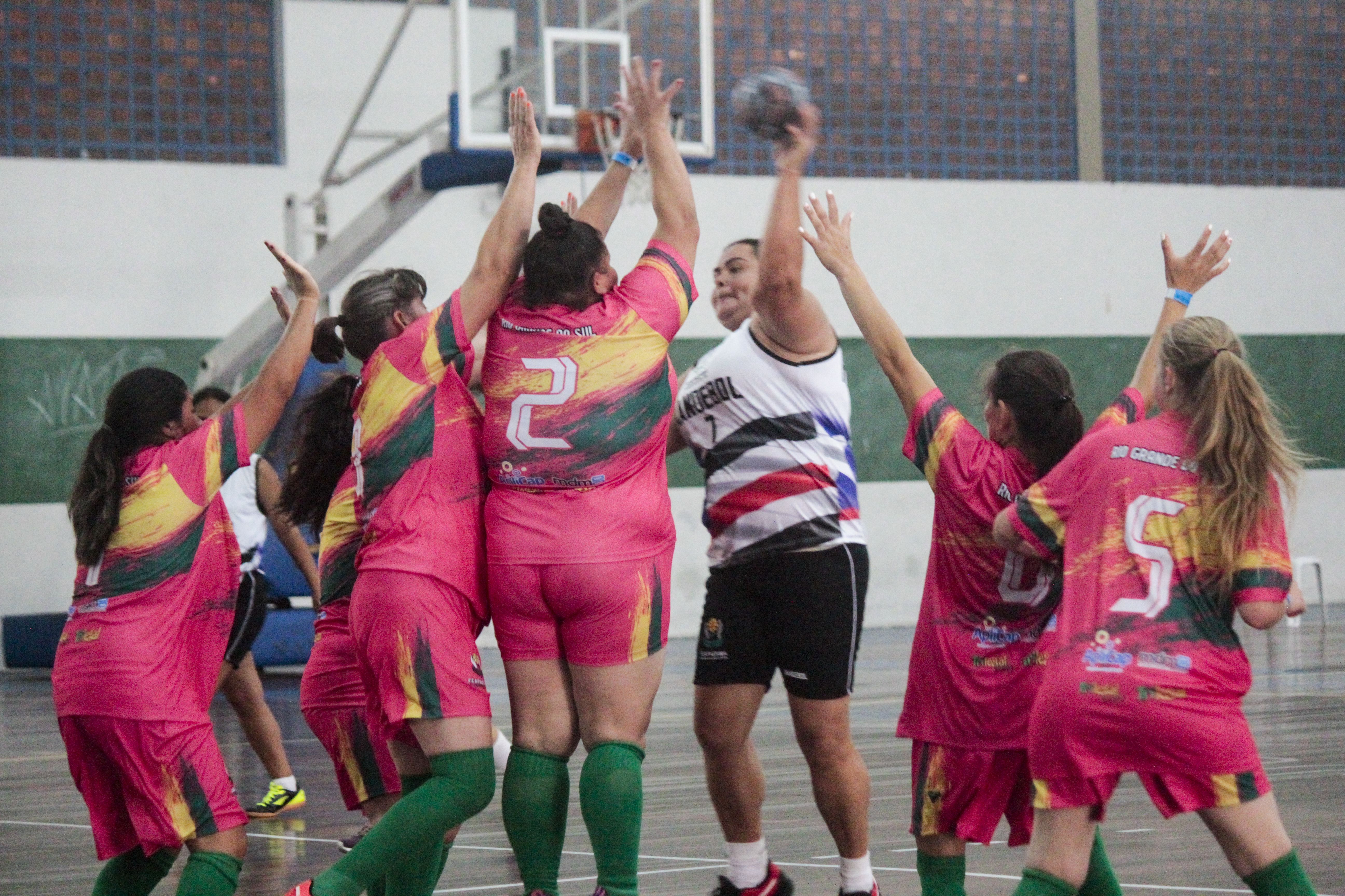 Equipe de handebol feminino do 2� Conselho das Apaes./ Cr�dito: Nathan Tortorela