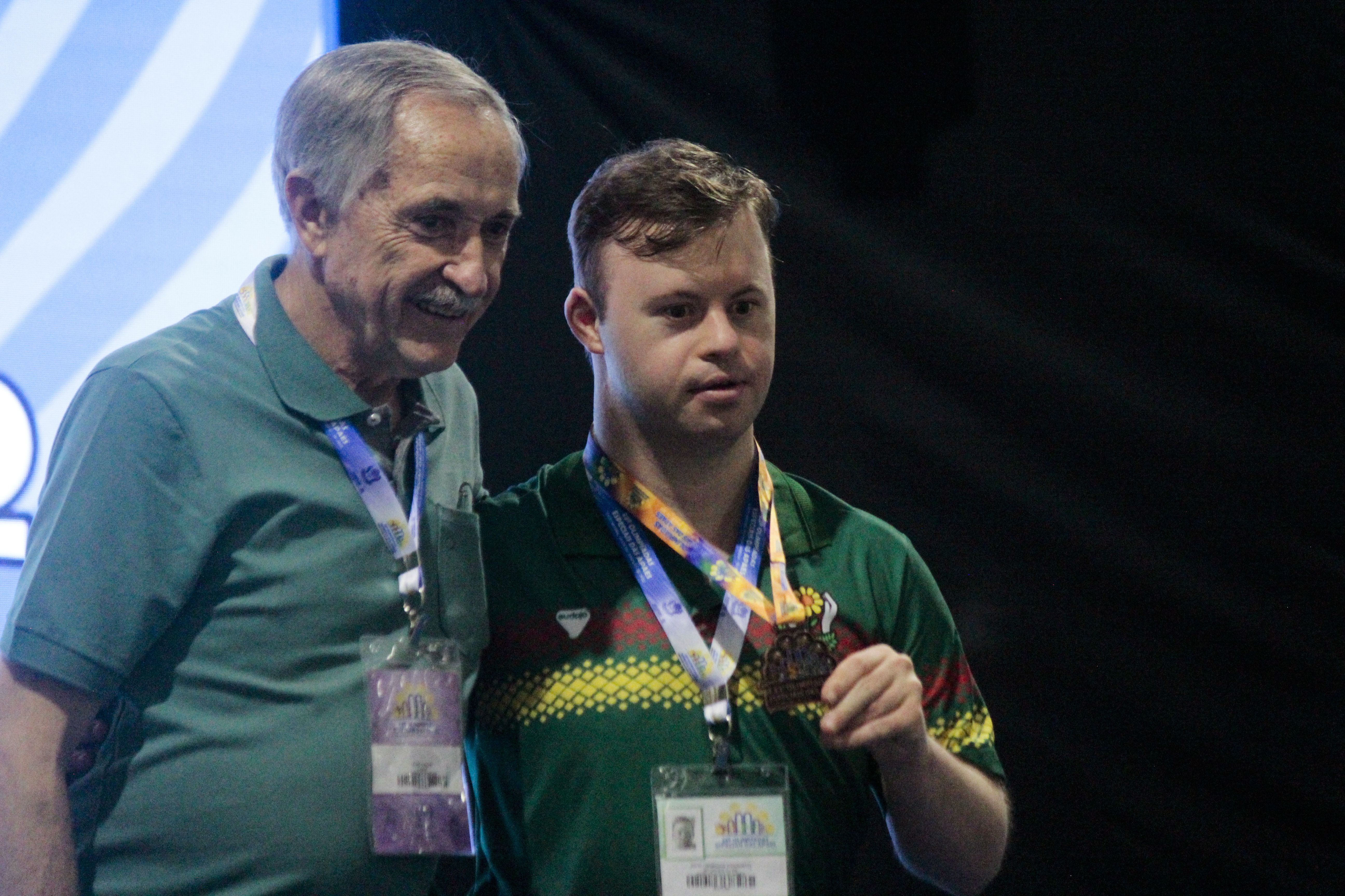 Julio Henrique Pasquetti ao lado do Presidente da FENAPAES, Jos� Turozi, durante a premia��o. / Cr�d