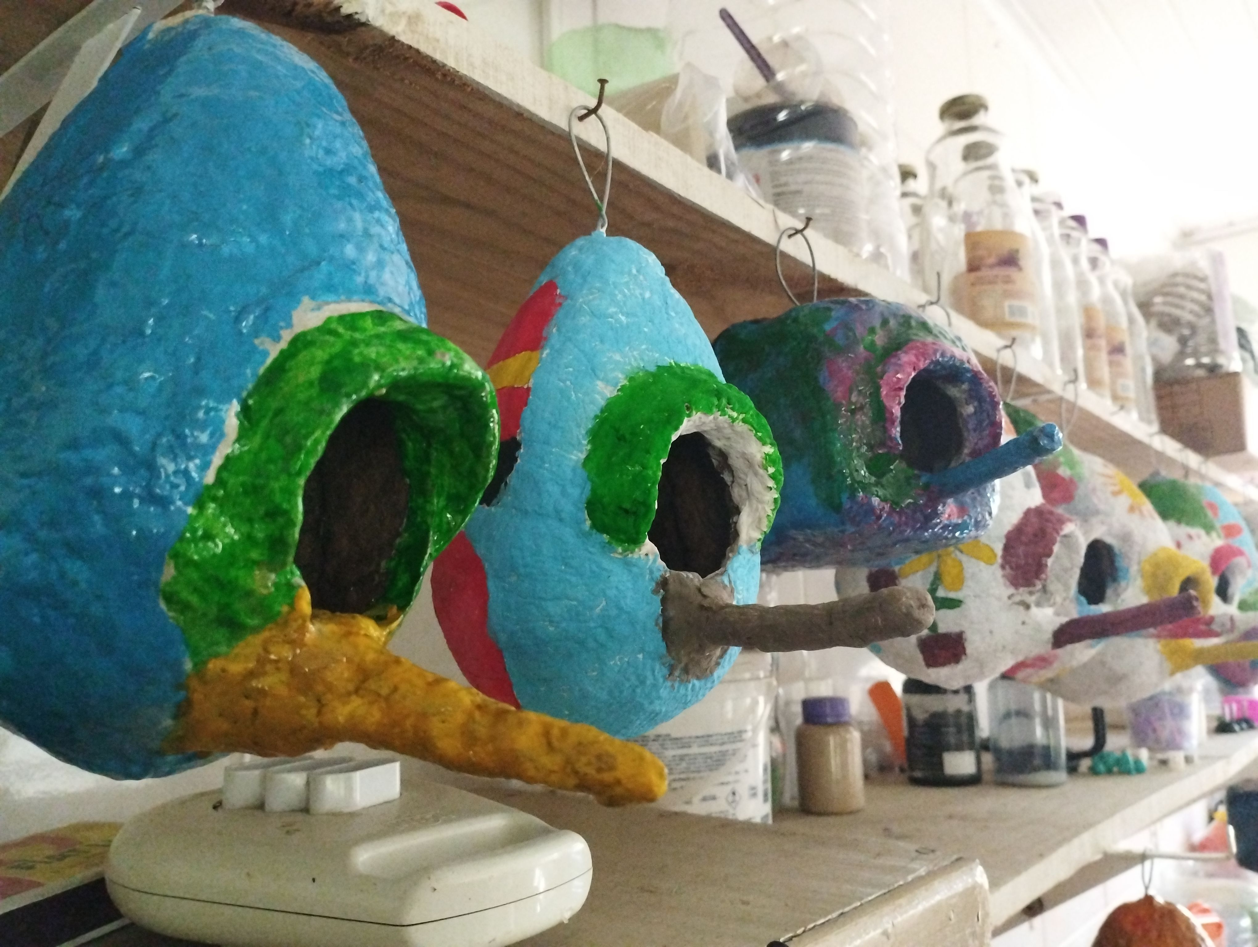 Produzido pelos alunos, o artesanato tamb�m � uma forma de arrecadar fundos para a entidade.