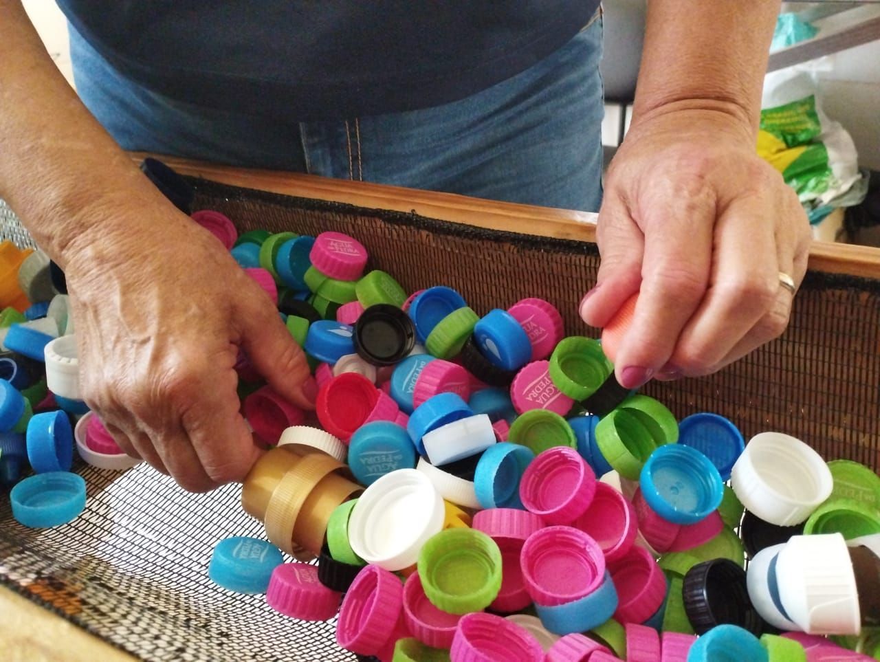 A reciclagem de tampinhas � uma forma de gerar renda para a institui��o.
