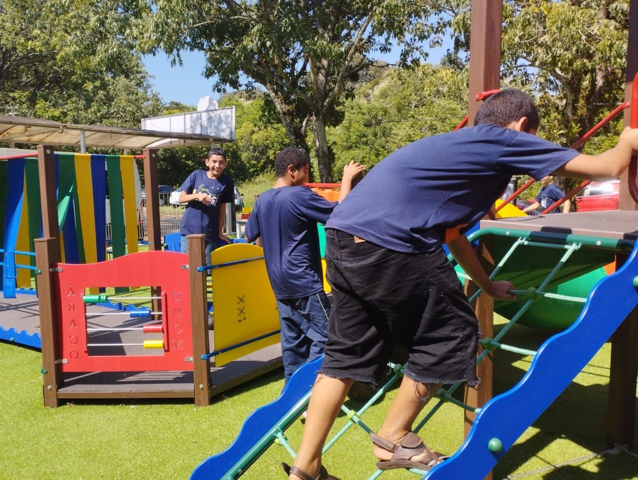 Alunos brincam na pracinha adaptada da Apae.