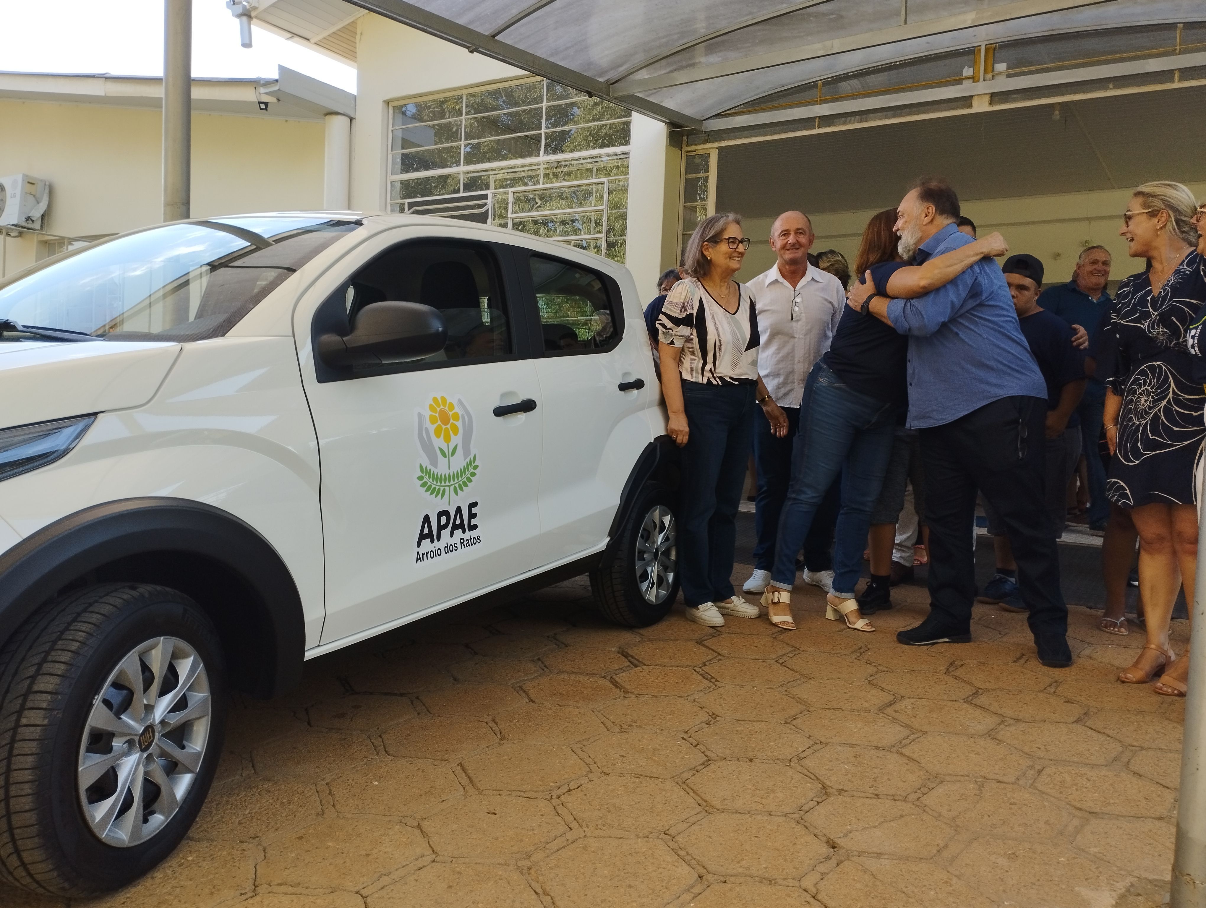 Maria Carolina, presidente da Apae de Arroio dos Ratos recebe as chaves do autom�vel.