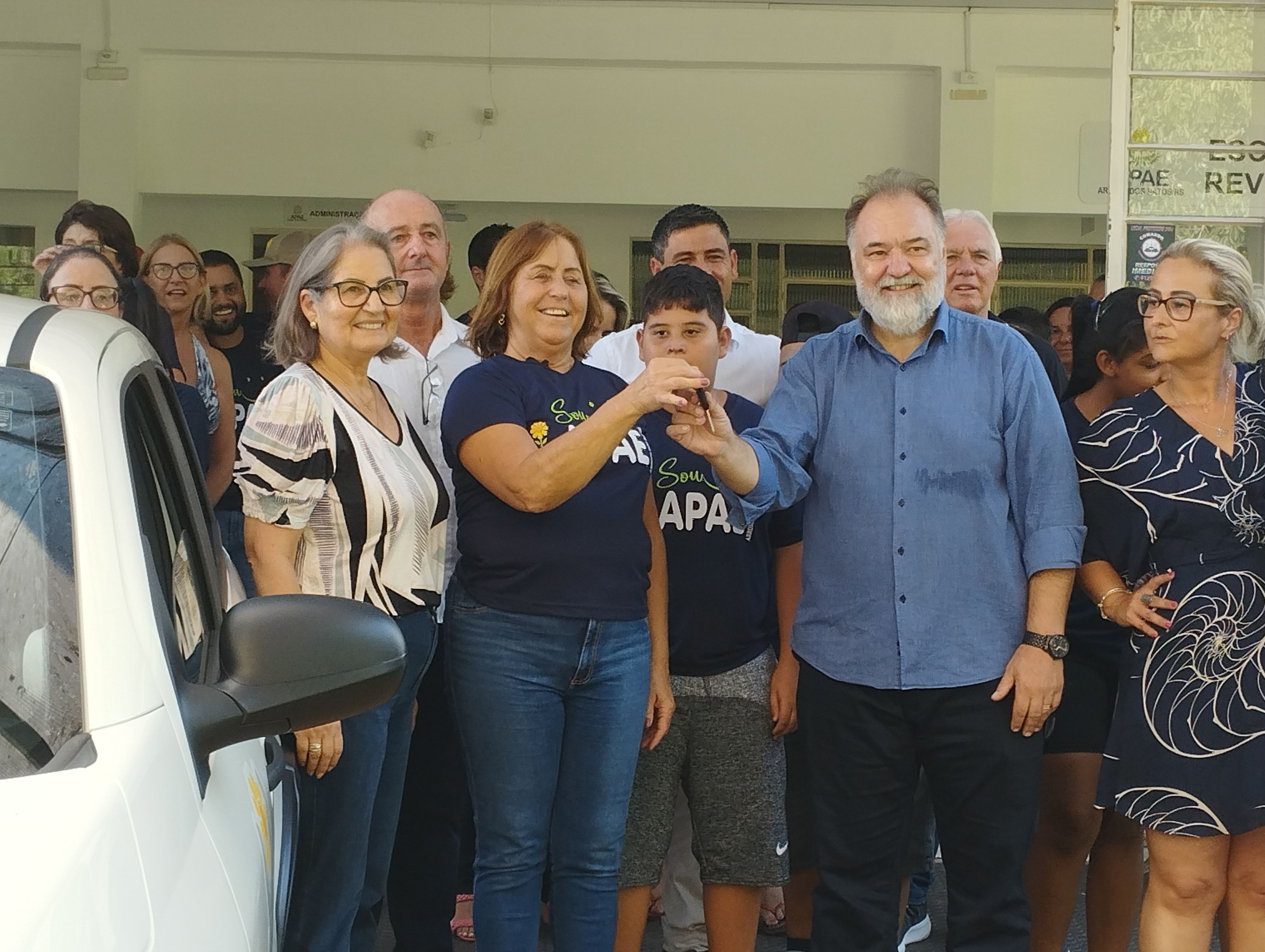 Maria Carolina, presidente da Apae de Arroio dos Ratos recebe as chaves do autom�vel.