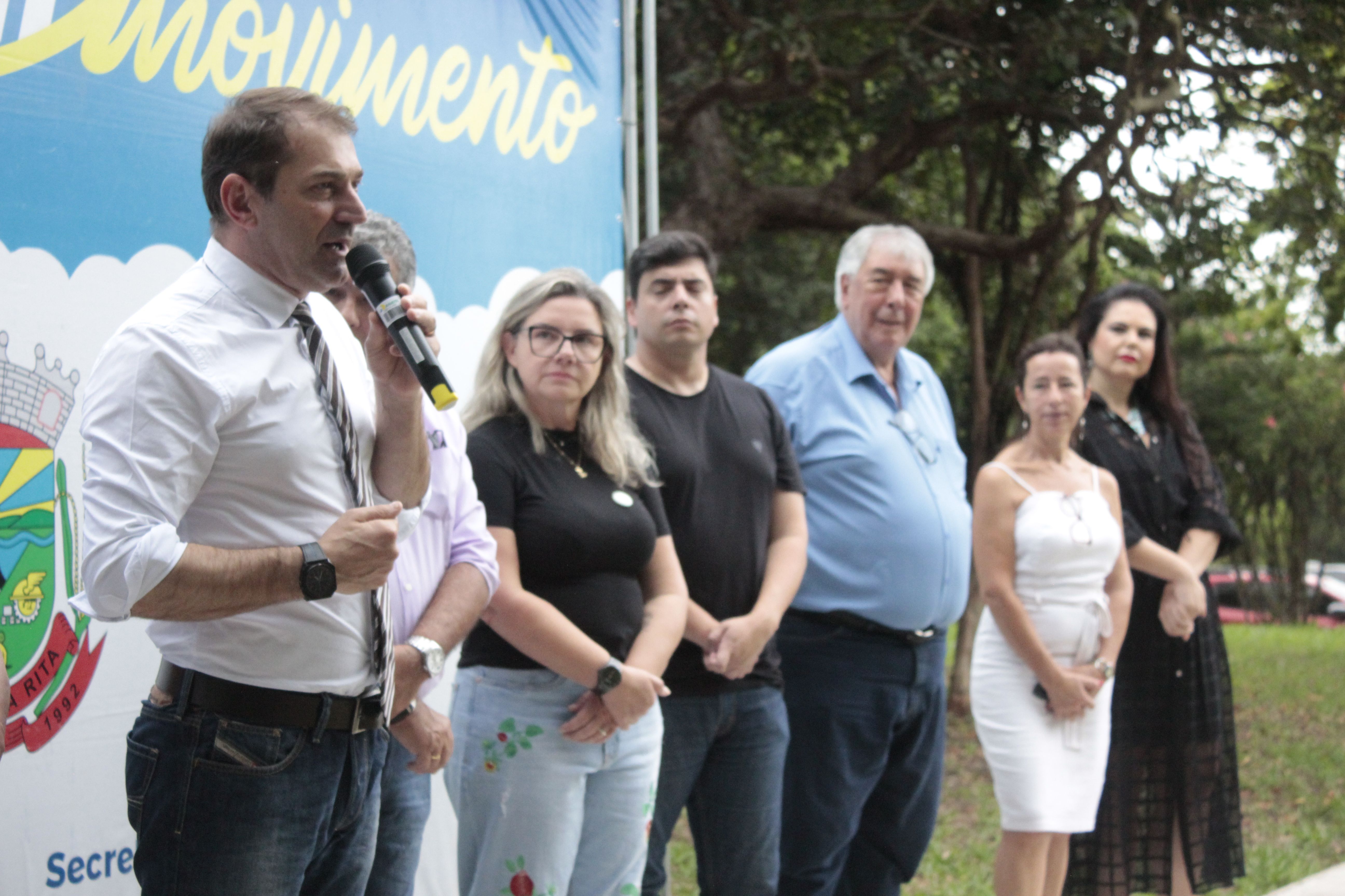 O deputado estadual Paparico Bacchi discursa durante a inaugura��o.