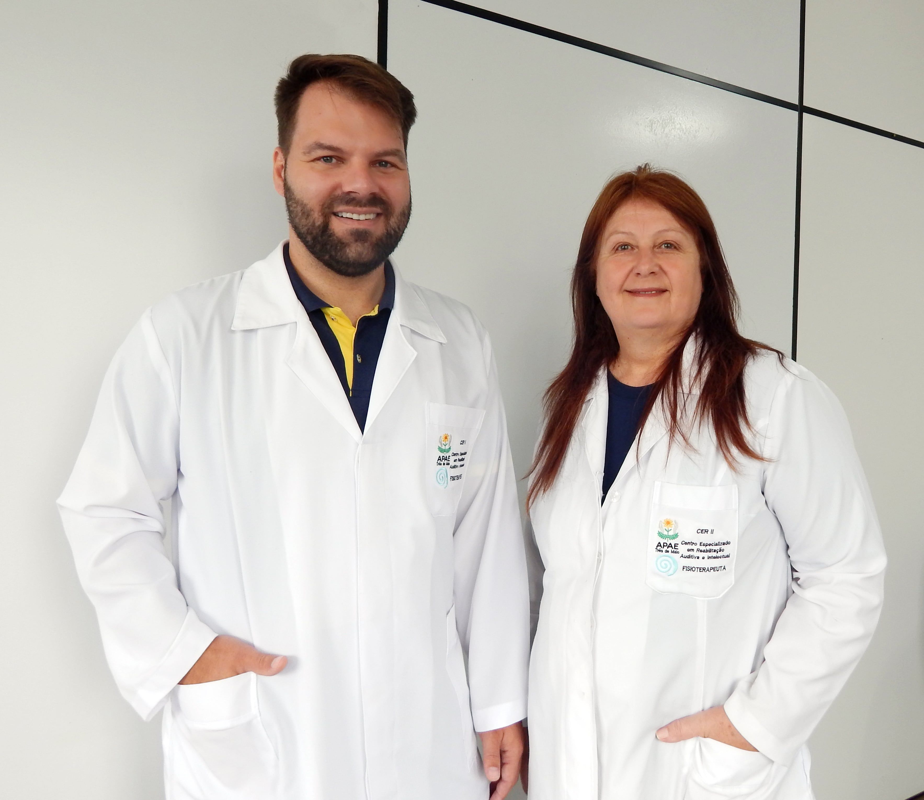 Fisioterapeutas Jefferson e Beatriz.