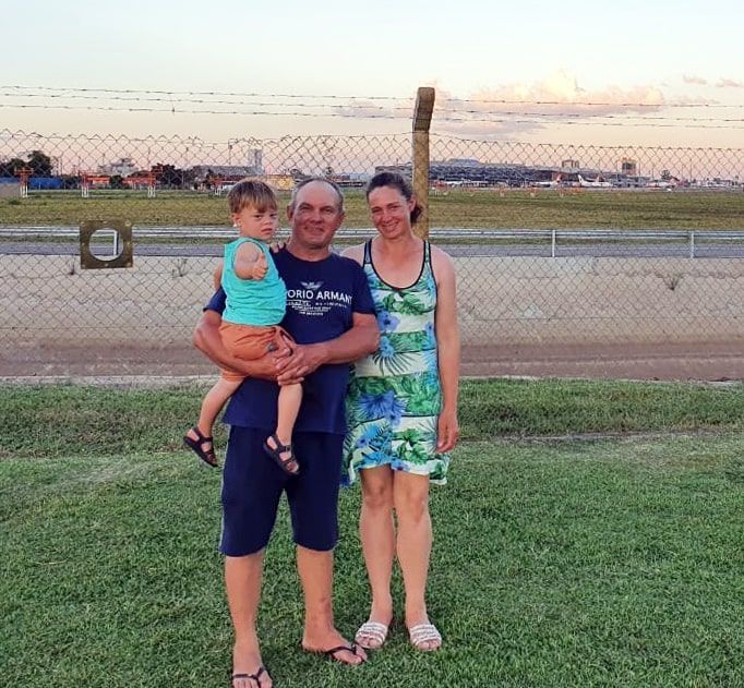 Vinicius com os pais Gilberto e Vania.