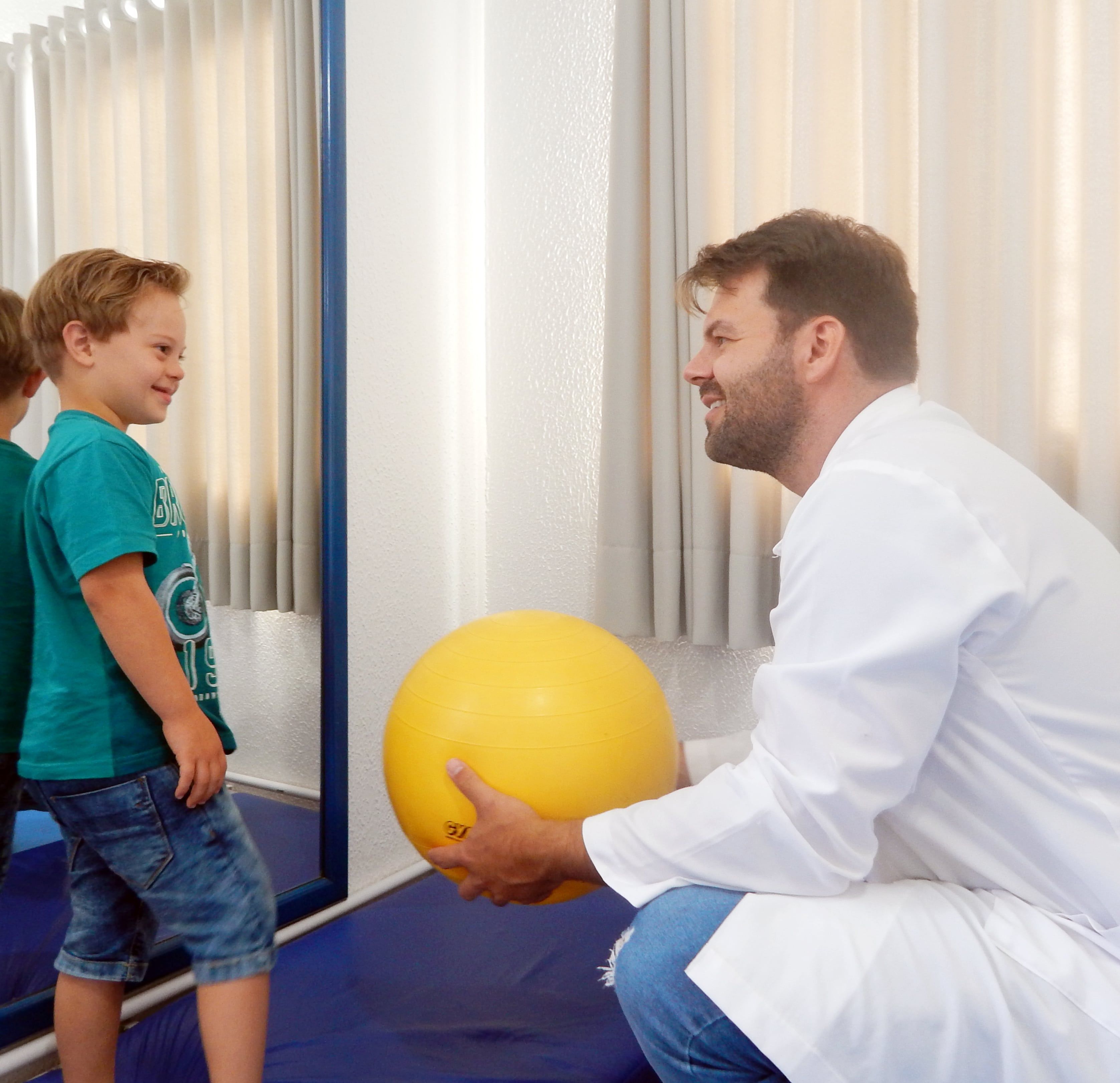 Vinicius com o fisioterapeuta Jefferson.