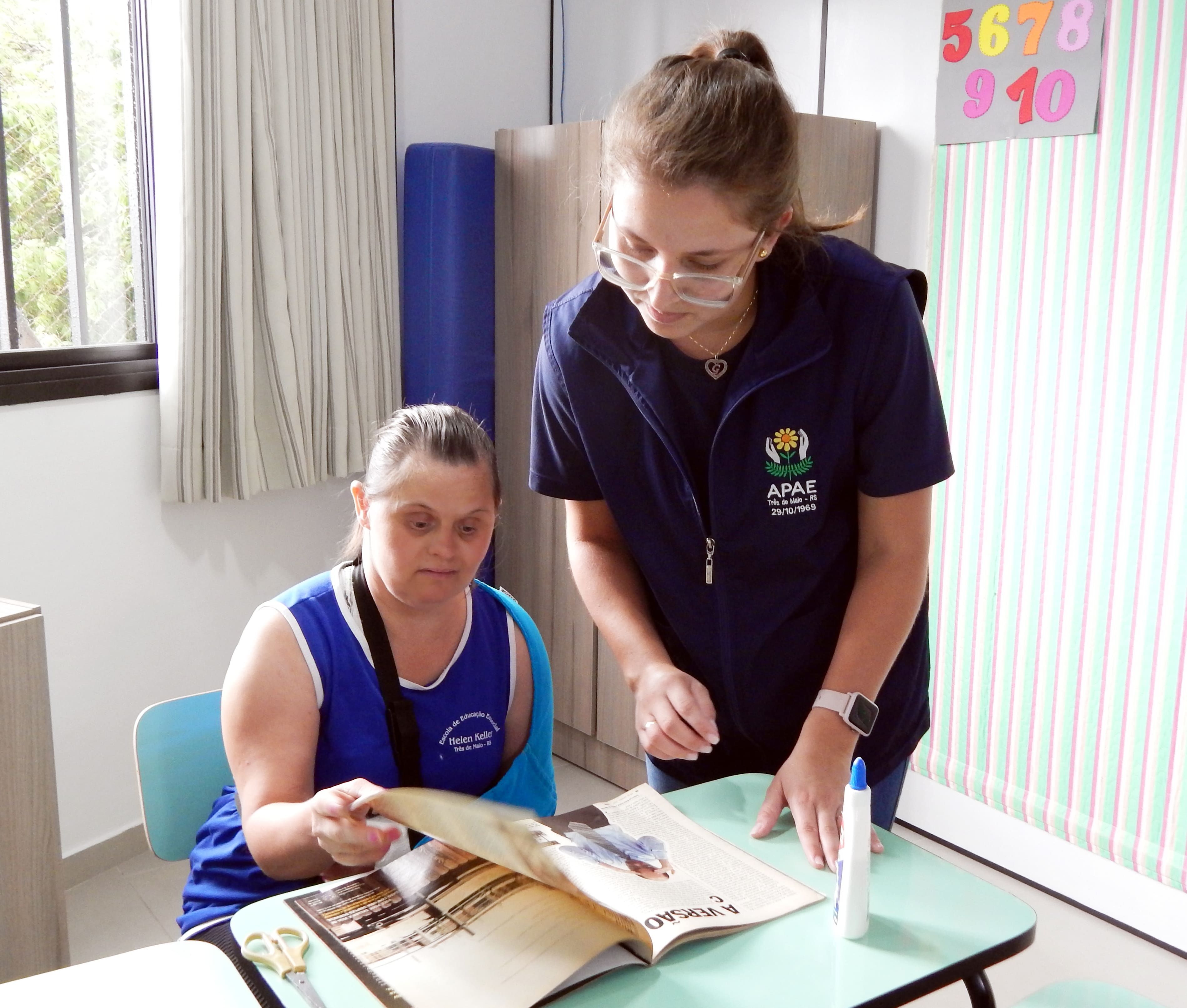Severina com a professora Gabriela.