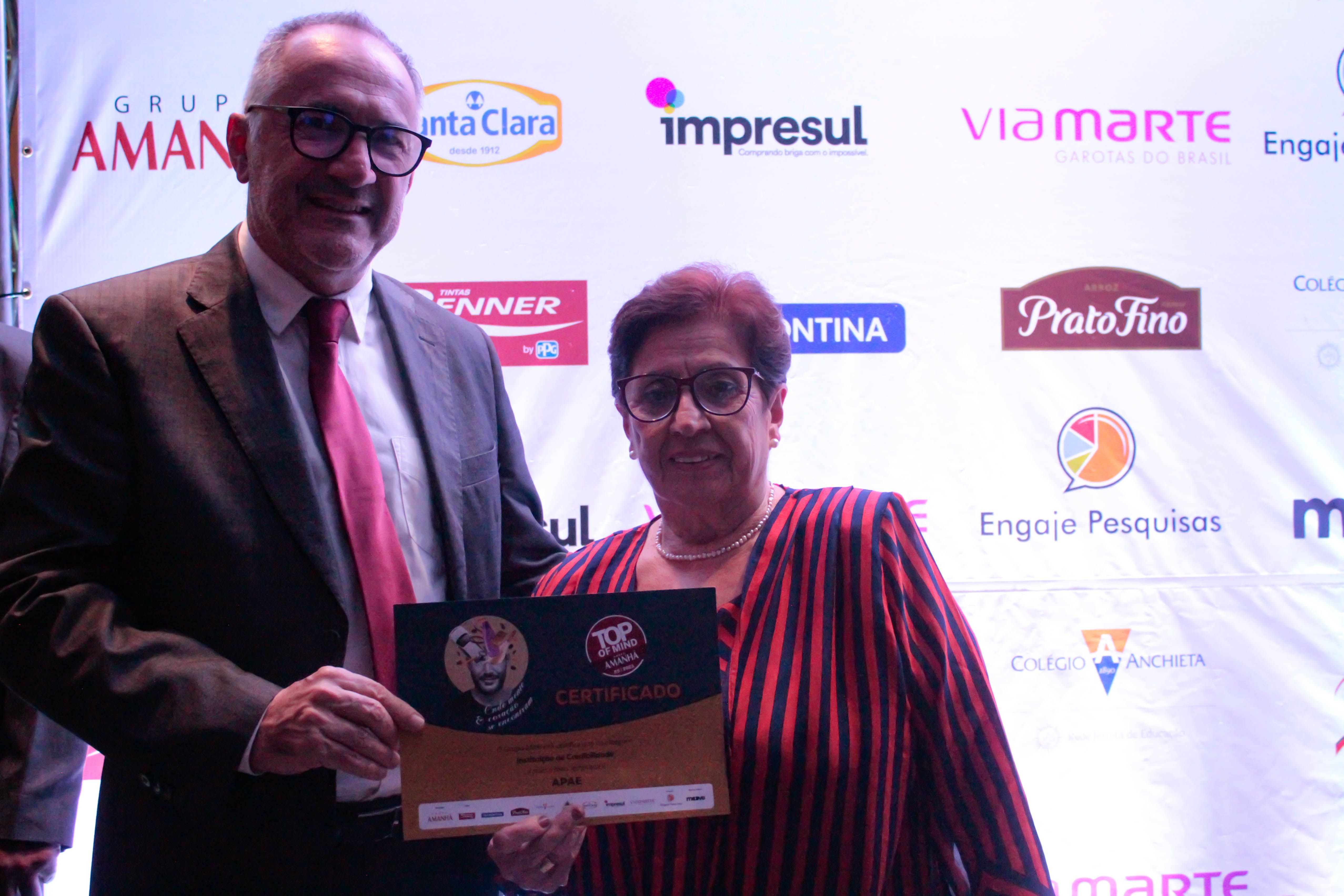 O coordenador de comunica��o, Domingos Costa, e a presidente da FEAPAES-RS, Aracy Ledo.