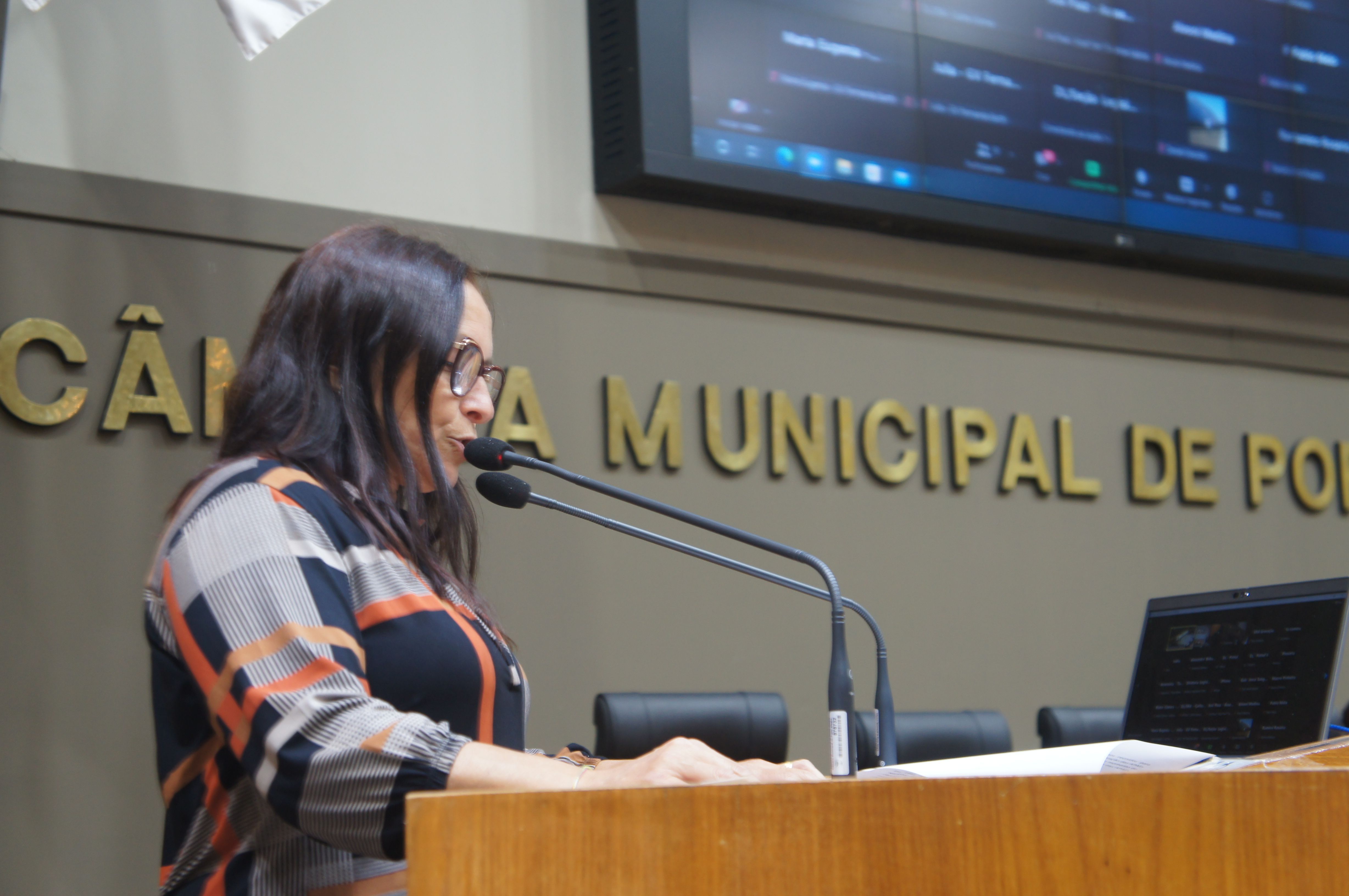 Vereadora Cl�udia Ara�jo durante sess�o na C�mara Municipal de Porto Alegre.