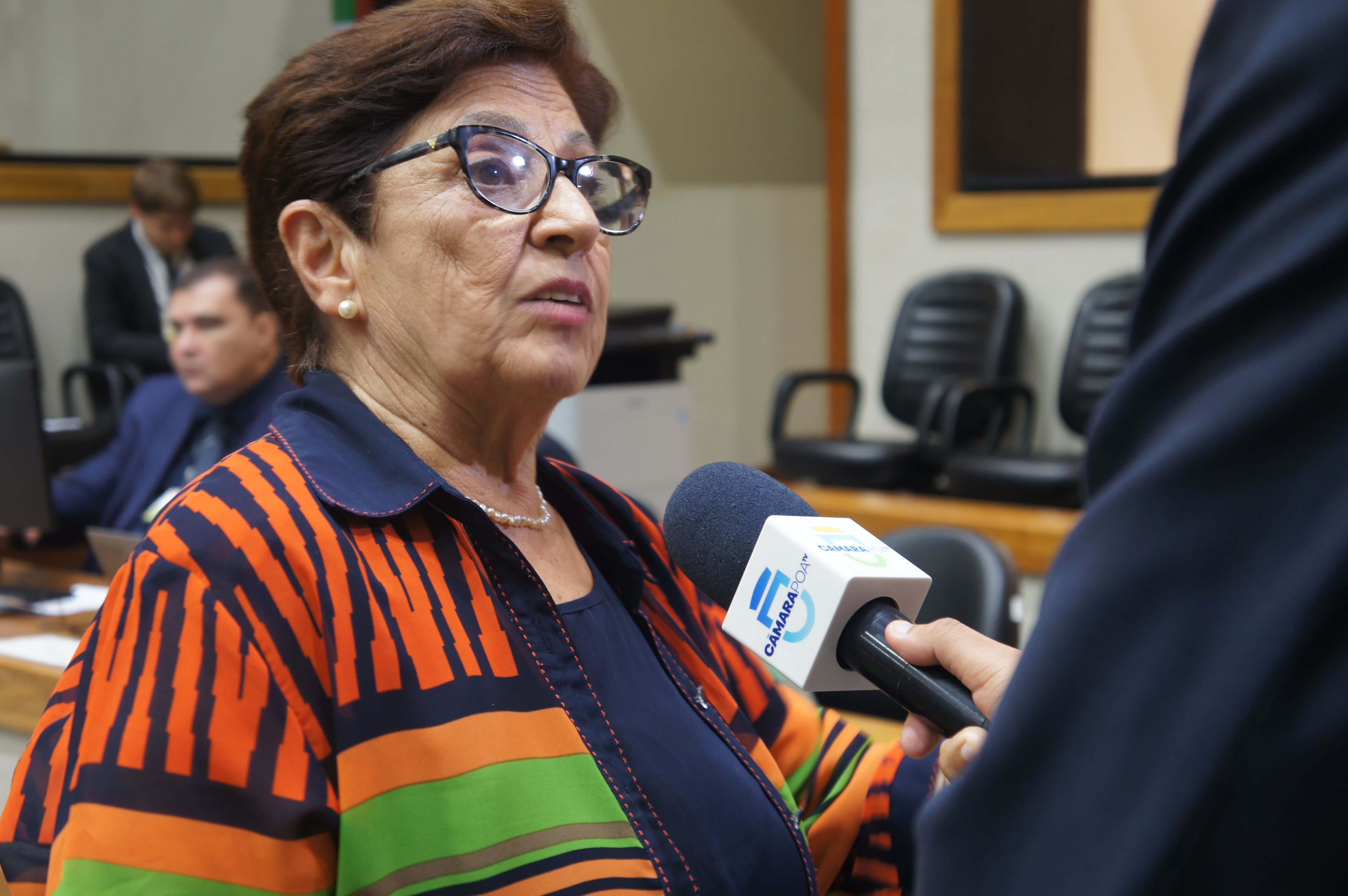 Presidente da FEAPAES-RS, Aracy Ledo, concede entrevista para TV C�mara.