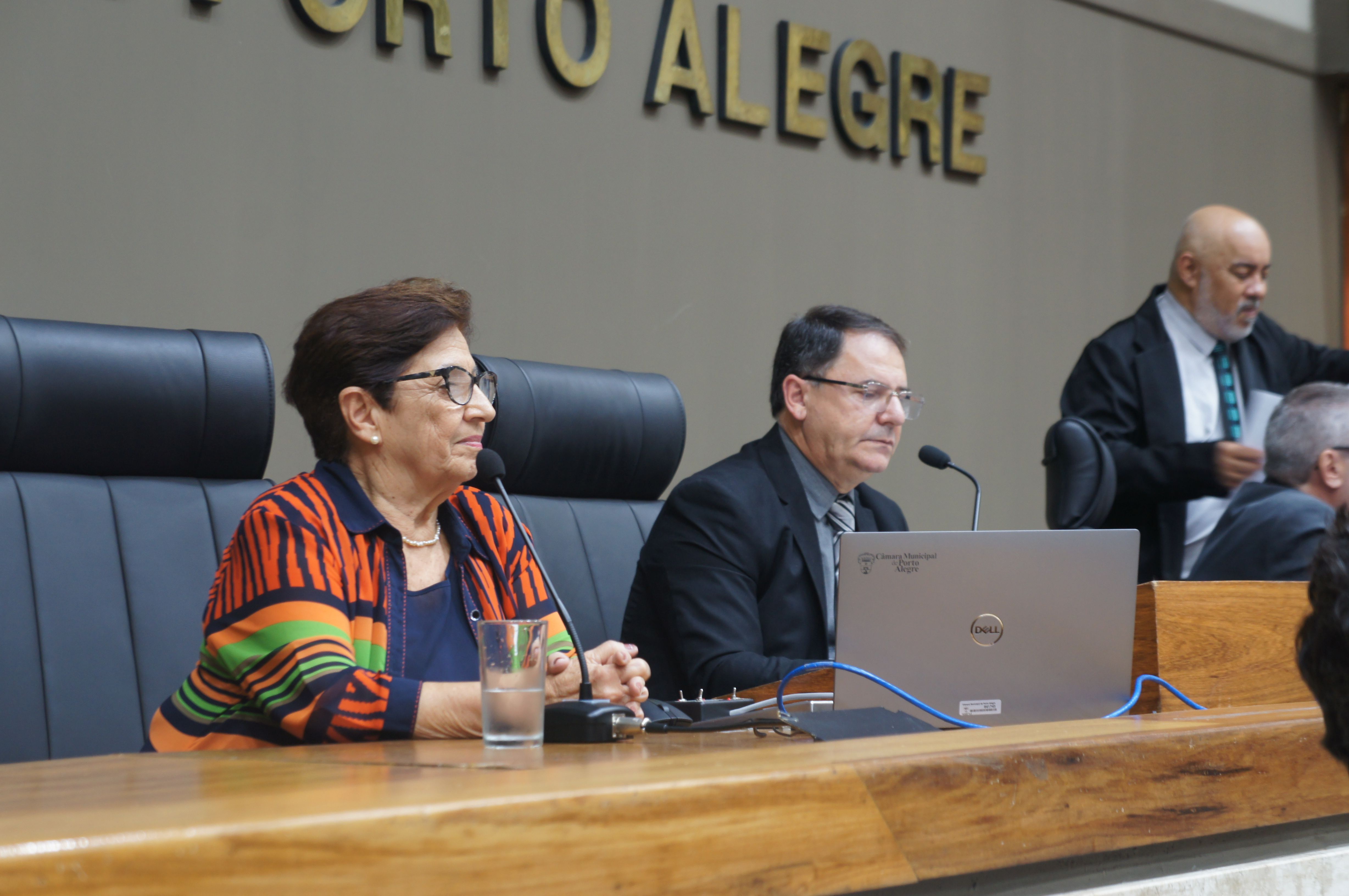 Presidente da FEAPAES-RS, Aracy Ledo, e o presidente da C�mara Municipal, Hamilton Sossmeier.