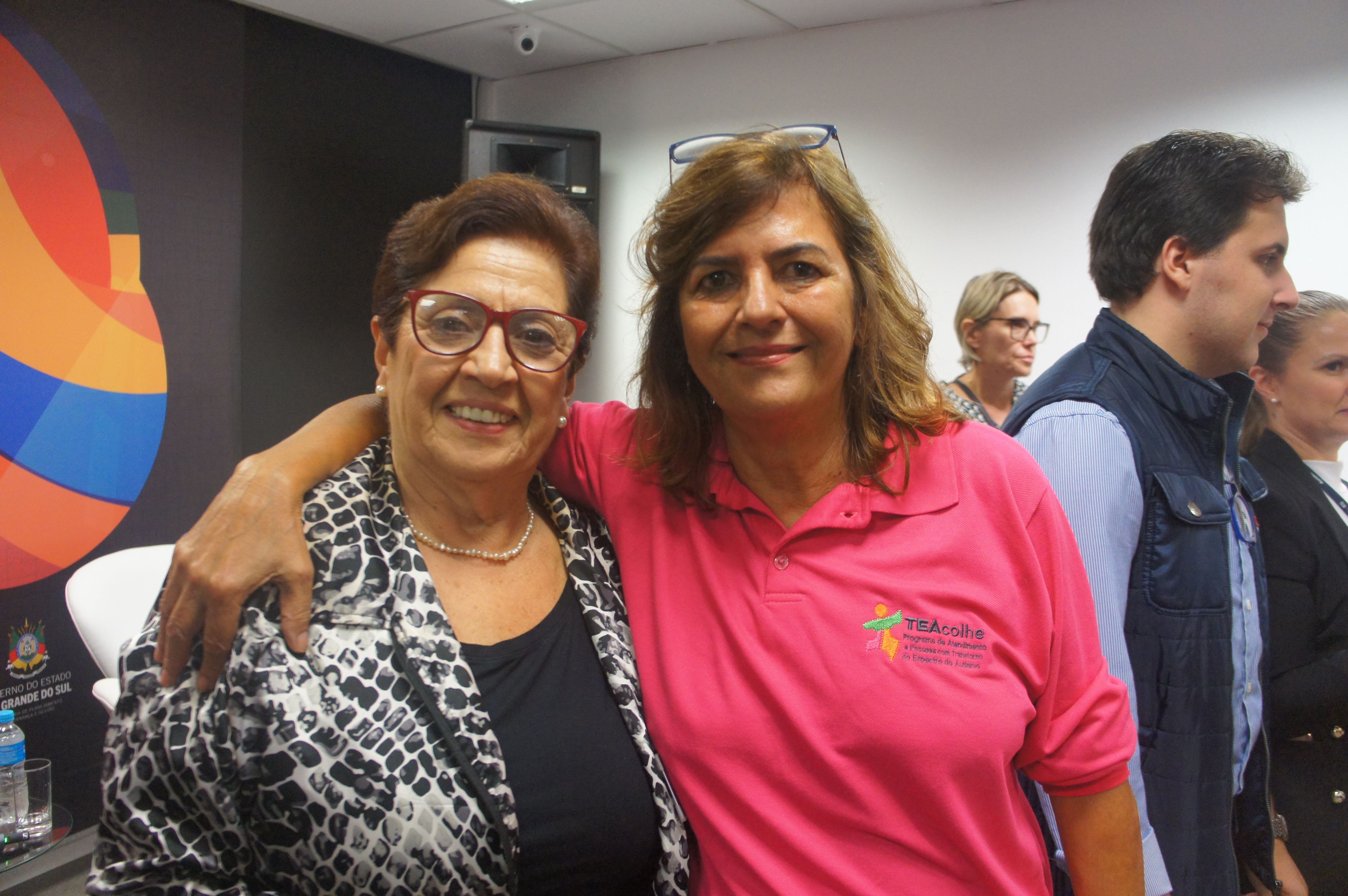 Aracy Maria Ledo (FEAPAES-RS) e Elaine Cardoso (APAE-Os�rio). Elaine