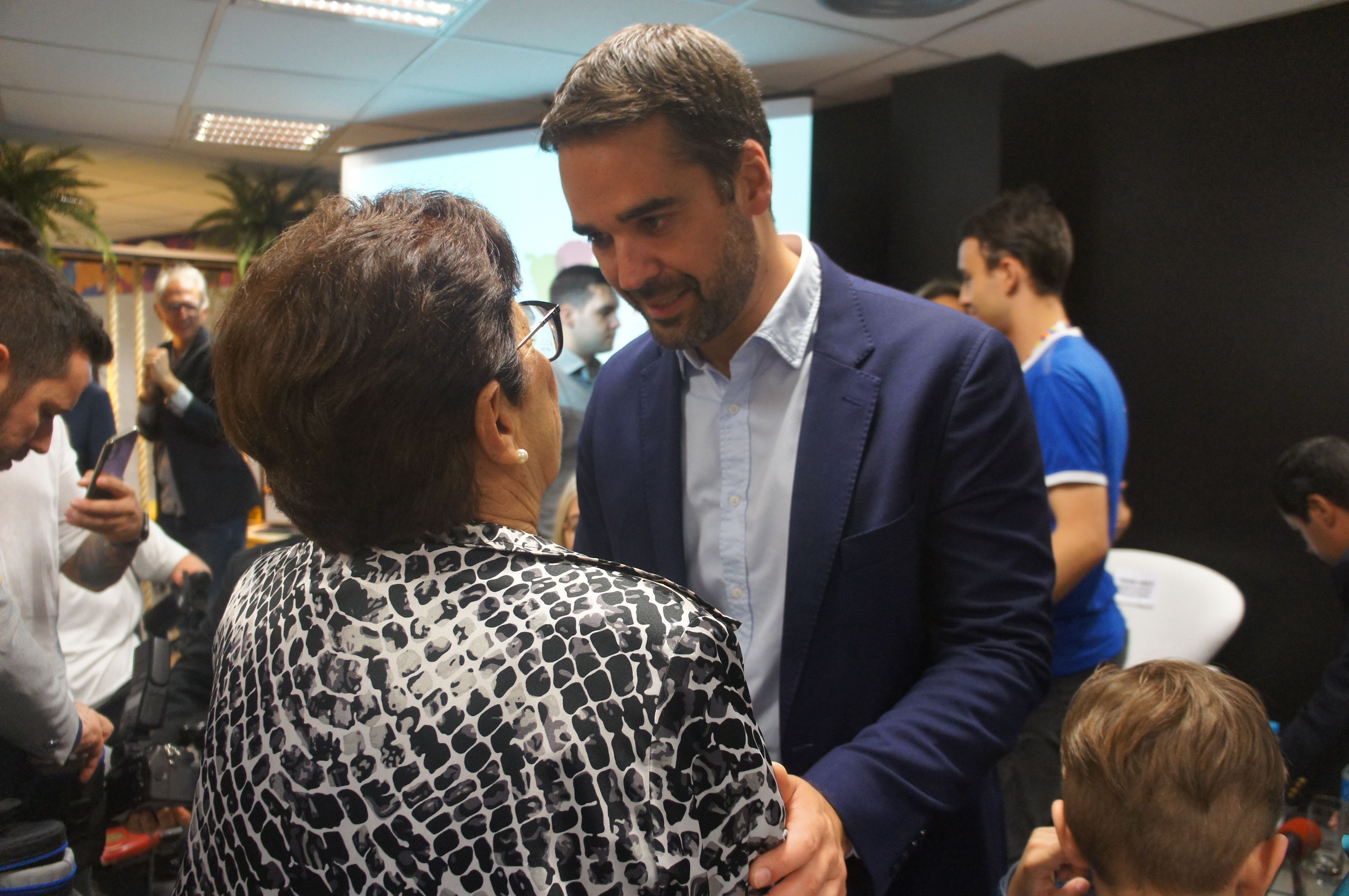 O Governador do RS, Eduardo Leite, e a presidente da FEAPAES-RS, Aracy Maria Ledo.