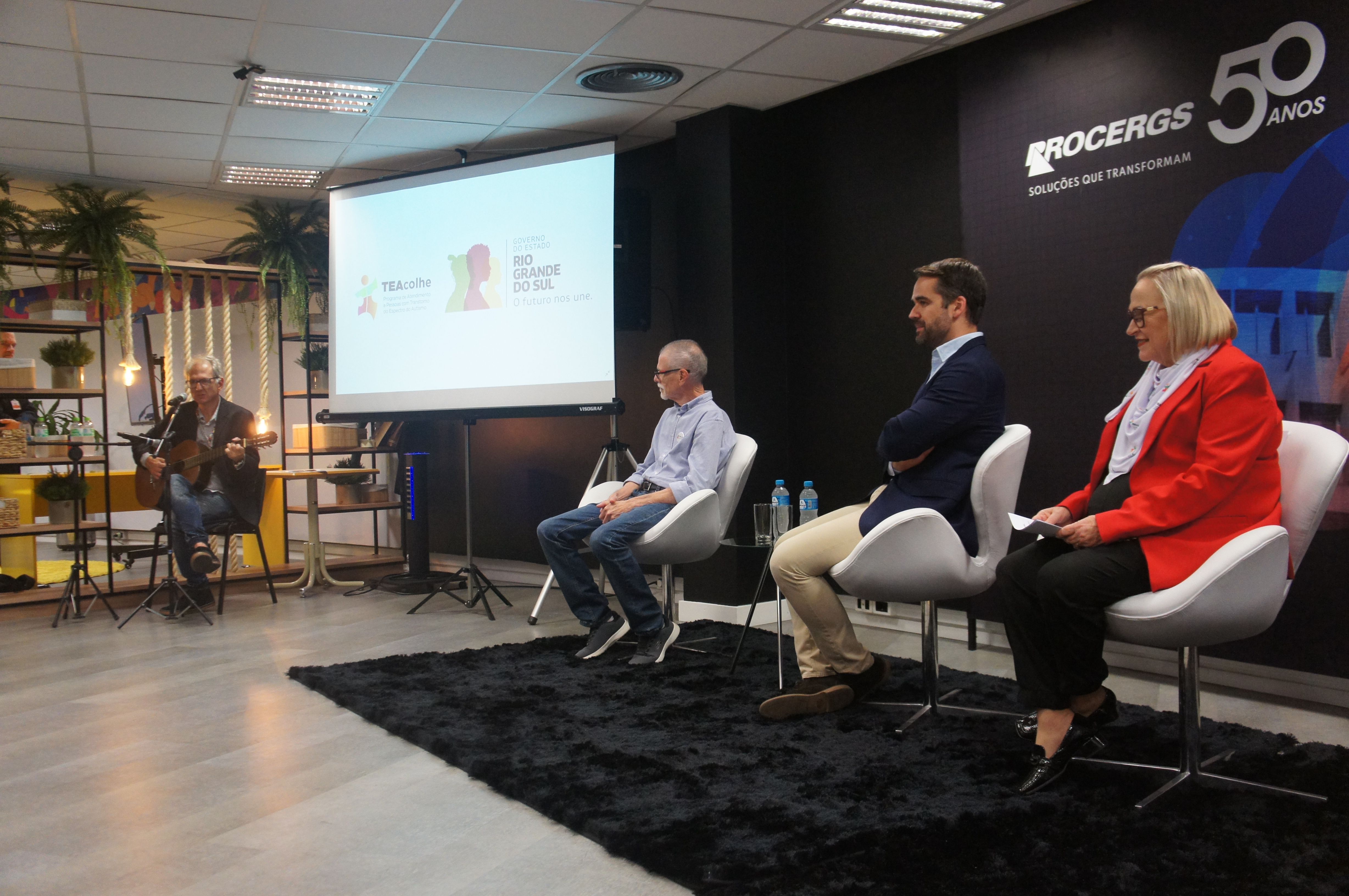 O cantor Angelo Foreste, diagnosticado com TEA, fez uma pequena apresenta��o durante a abertura do e