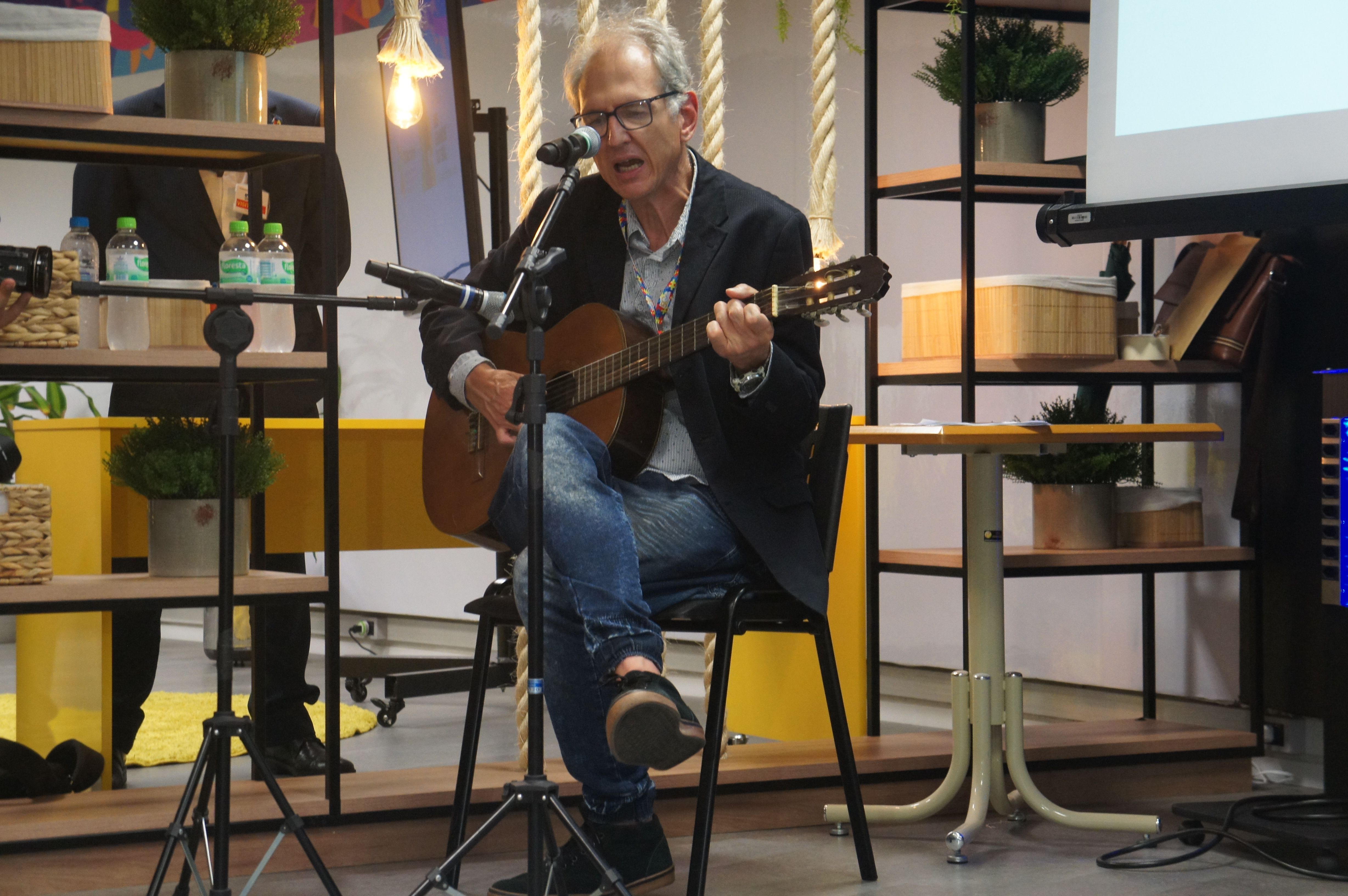 O cantor Angelo Foreste, diagnosticado com TEA, fez uma pequena apresenta��o durante a abertura do e