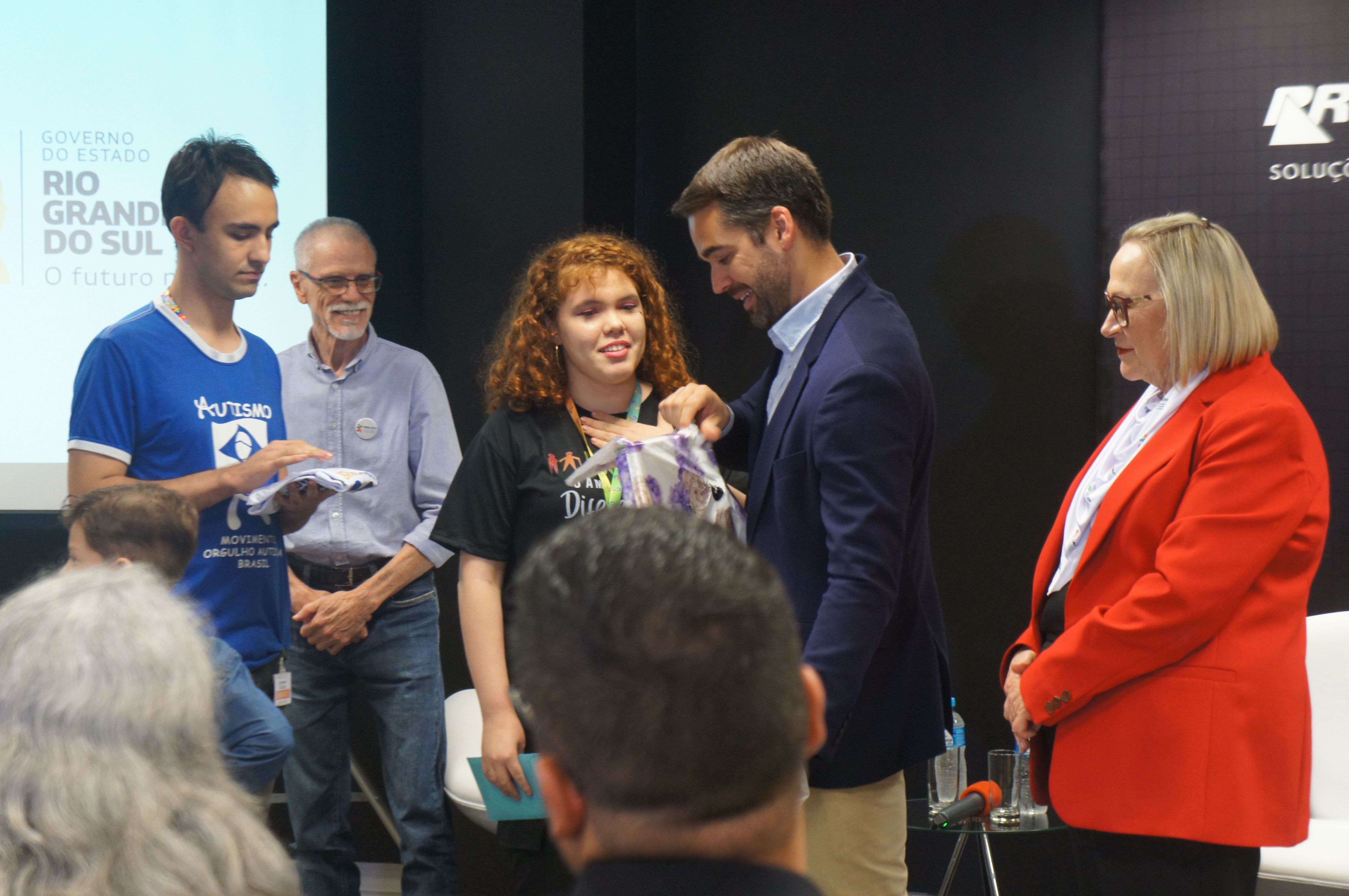 Governador Eduardo Leite recebe presentes de usu�rios do TEAcolhe.