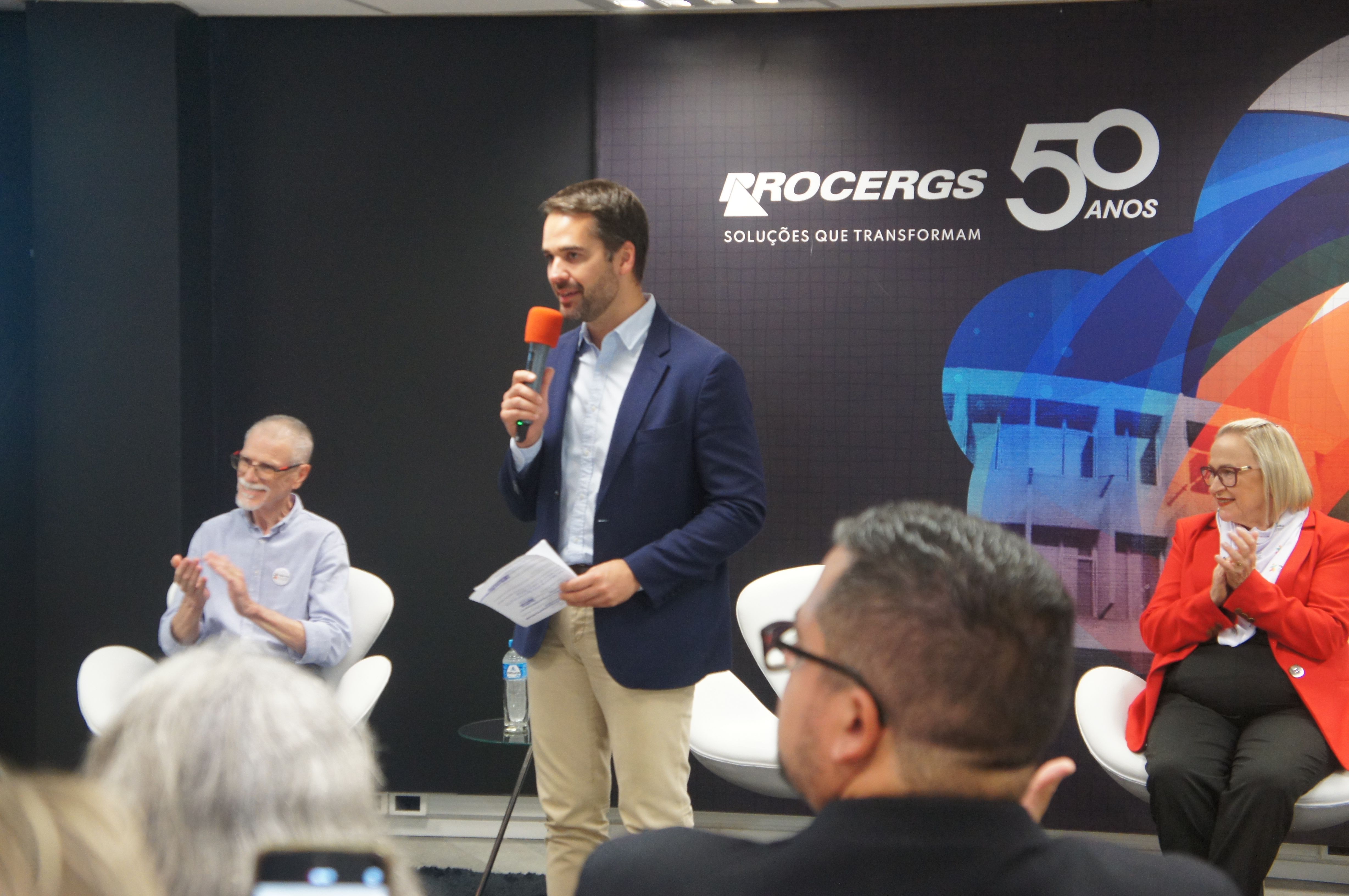 Eduardo Leite discursa durante anuncio dos novos centros do programa TEAcolhe.