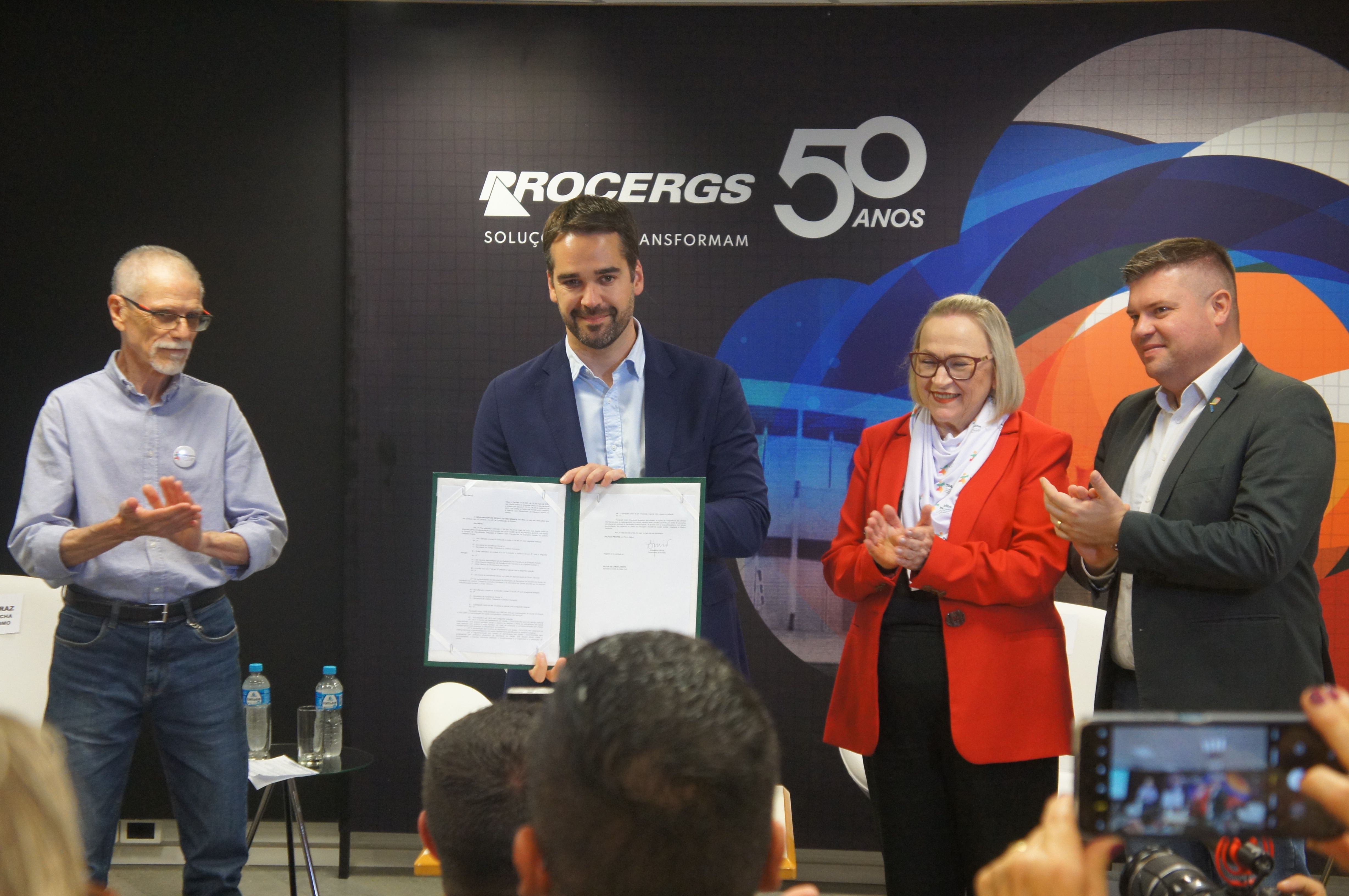 Governador do RS, Eduardo Leite, assina decreto de amplia��o do TEAcolhe. 